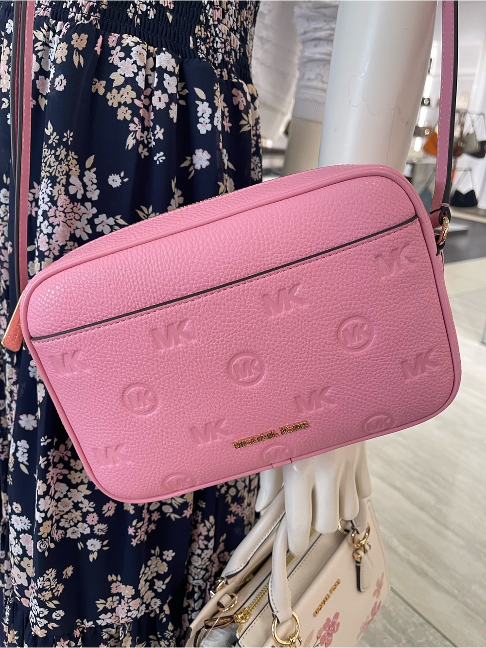 Michael Kors Jet Set Travel Lg Logo Debossed EW Camera Crossbody
Carnation
NWT - Picture 16 of 16